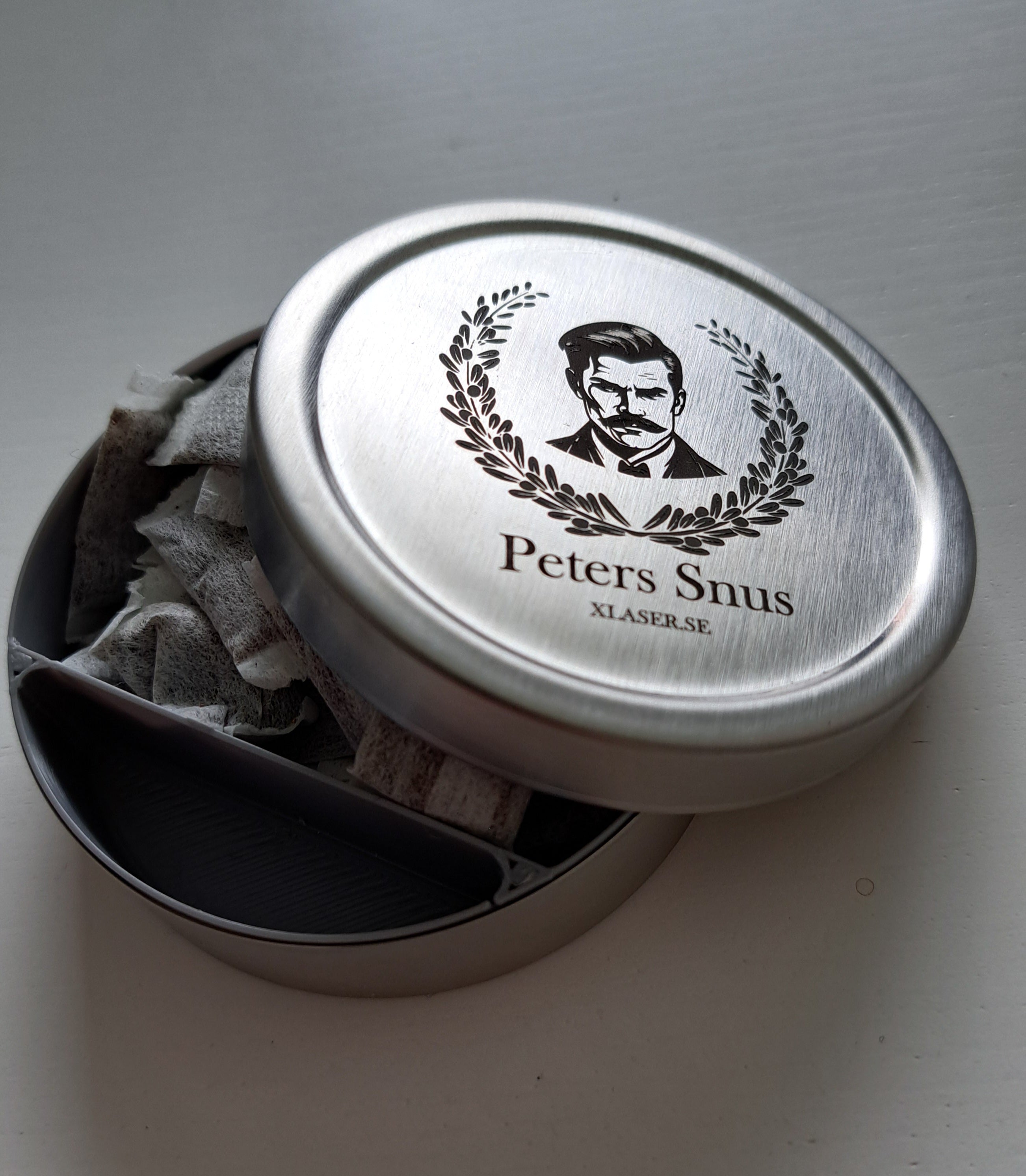 Snusdosa I Rostfritt St l Med Valfri Gravyr XLaser se snusdosa-i-rostfritt-st-l-med-valfri-gravyr-xlaser-se